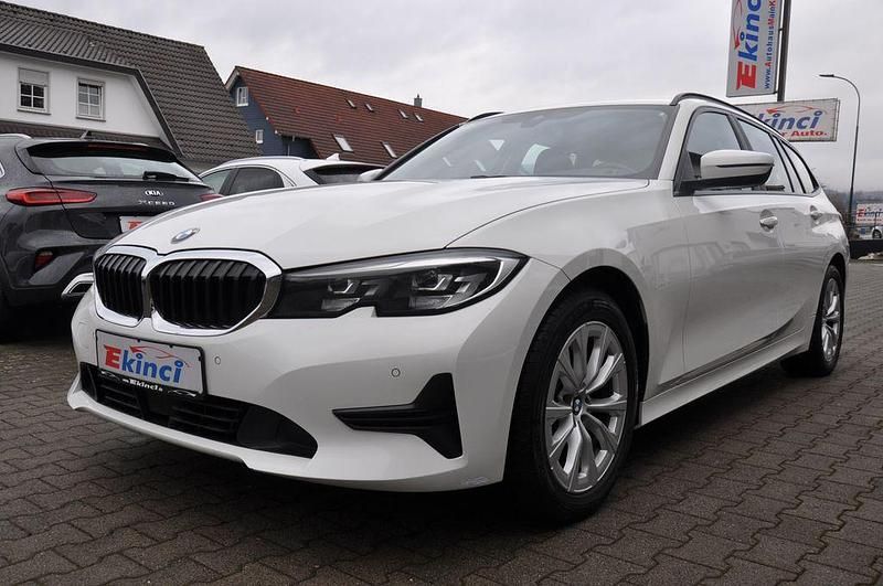 Weiß Gebraucht 2022 BMW 318 Advantage Kombi | 20.500 € (Fairer Preis) - Bild 1/4