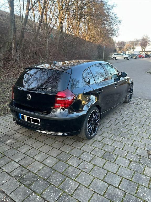 Gebraucht BMW 116 122 PS (89 kW) 2009 Schwarz Kleinwagen