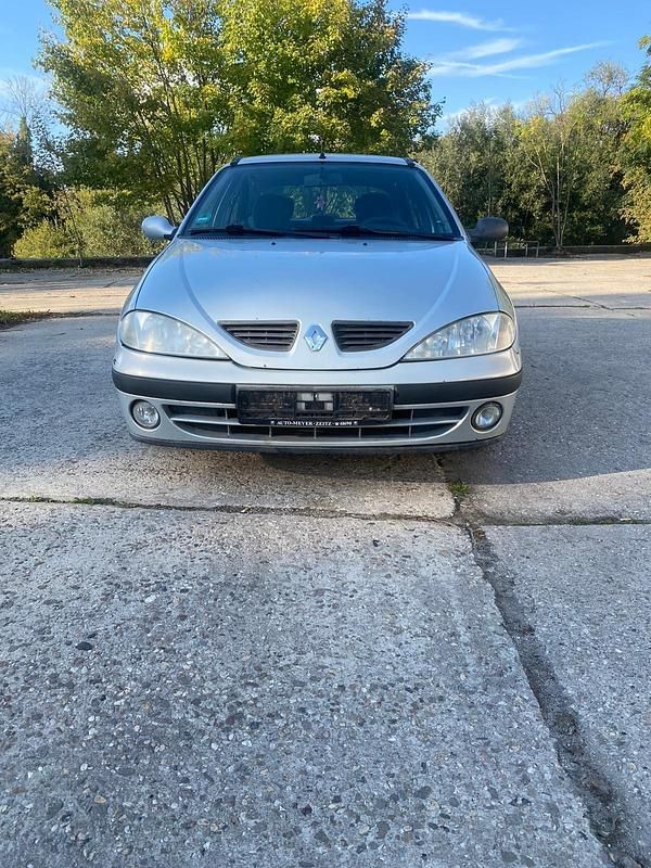 Silber Gebraucht 2002 Renault Mégane II Limousine | 1.690 € (Etwas zu teuer) - Bild 1/4