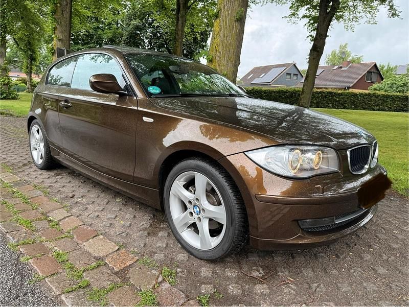 Braun Gebraucht 2010 BMW 118 Lifestyle Kleinwagen | 6.999 € (Fairer Preis) - Bild 1/4