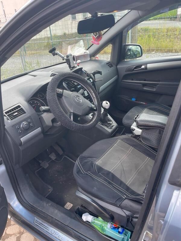 Grau Gebraucht 2011 Opel Zafira Van / Kleinbus | 1.300 € (Superpreis) - Bild 1/4