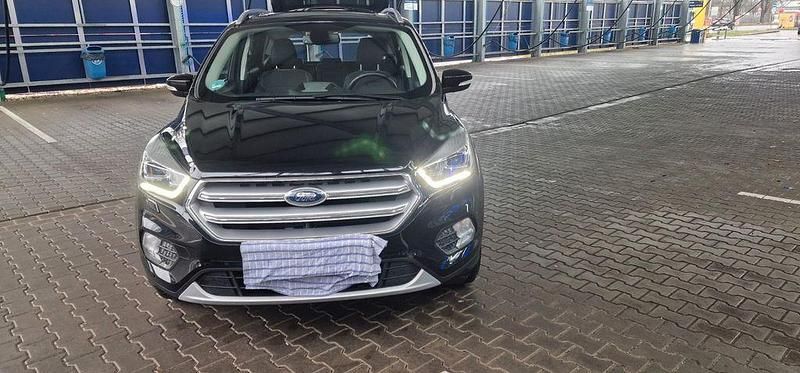 Gebraucht Ford Kuga Titanium 150 PS (110 kW) 2017 Schwarz SUV