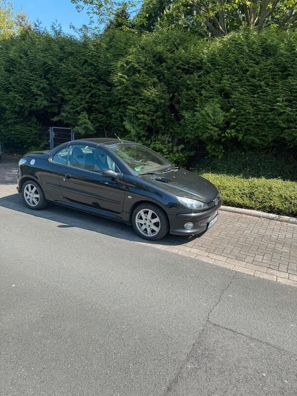Schwarz Gebraucht 2005 Peugeot 206 CC Roland Garros Cabrio | 1.950 € (Etwas zu teuer) - Bild 1/4