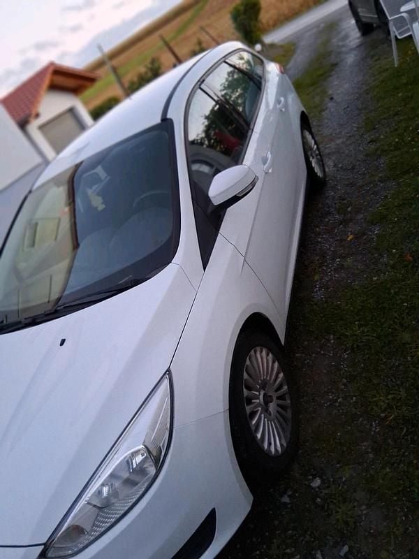 Weiß Gebraucht 2016 Ford Focus Kombi | 6.490 € (Fairer Preis) - Bild 1/4