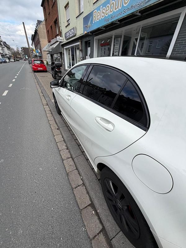 Gebraucht Mercedes A180 122 PS (89 kW) 2012 Weiß Kleinwagen