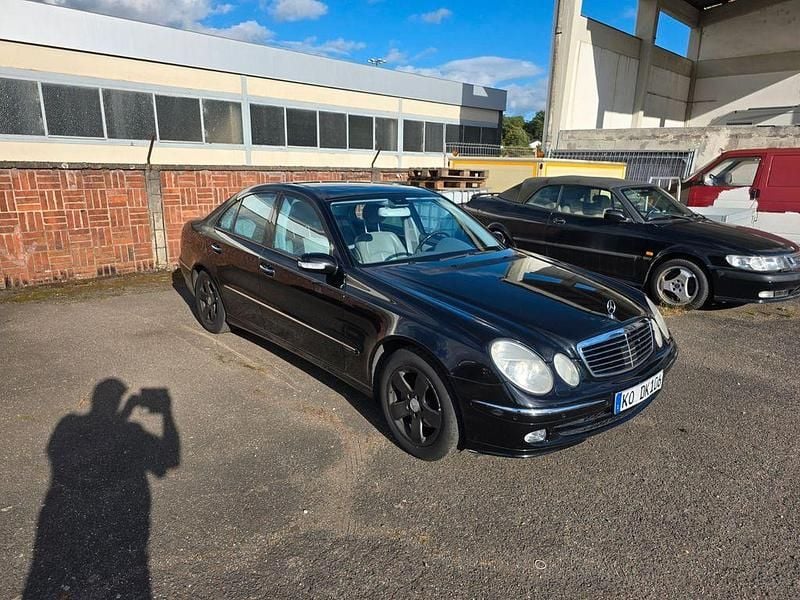 Schwarz Gebraucht 2002 Mercedes E240 Avantgarde Limousine | 3.999 € (Guter Preis) - Bild 1/3