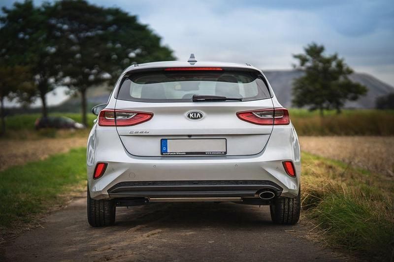 Używany Kia Ceed Vision 99 KM (72 kW) 2018 Srebrny Hatchback
