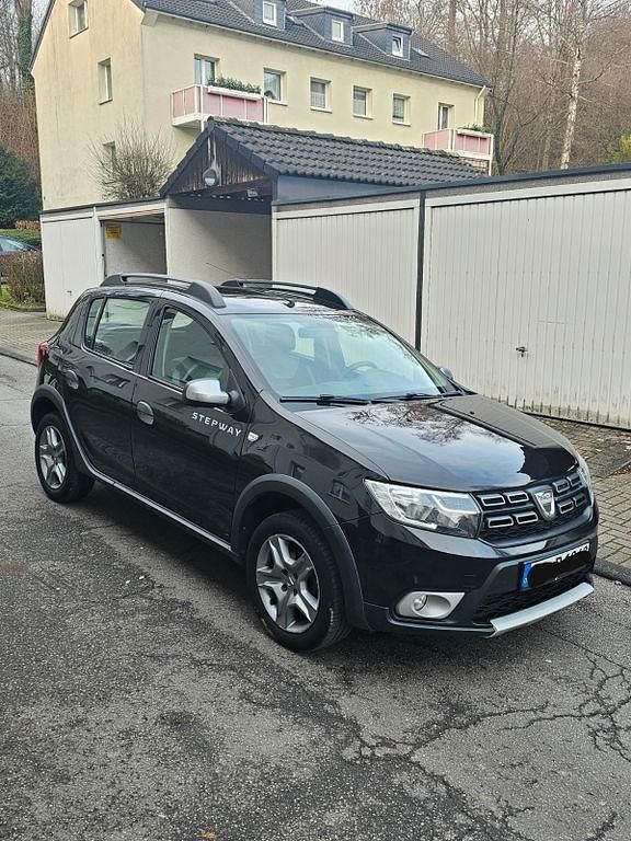 Schwarz Gebraucht 2017 Dacia Sandero Stepway Limousine | 6.299 € (Guter Preis) - Bild 1/4