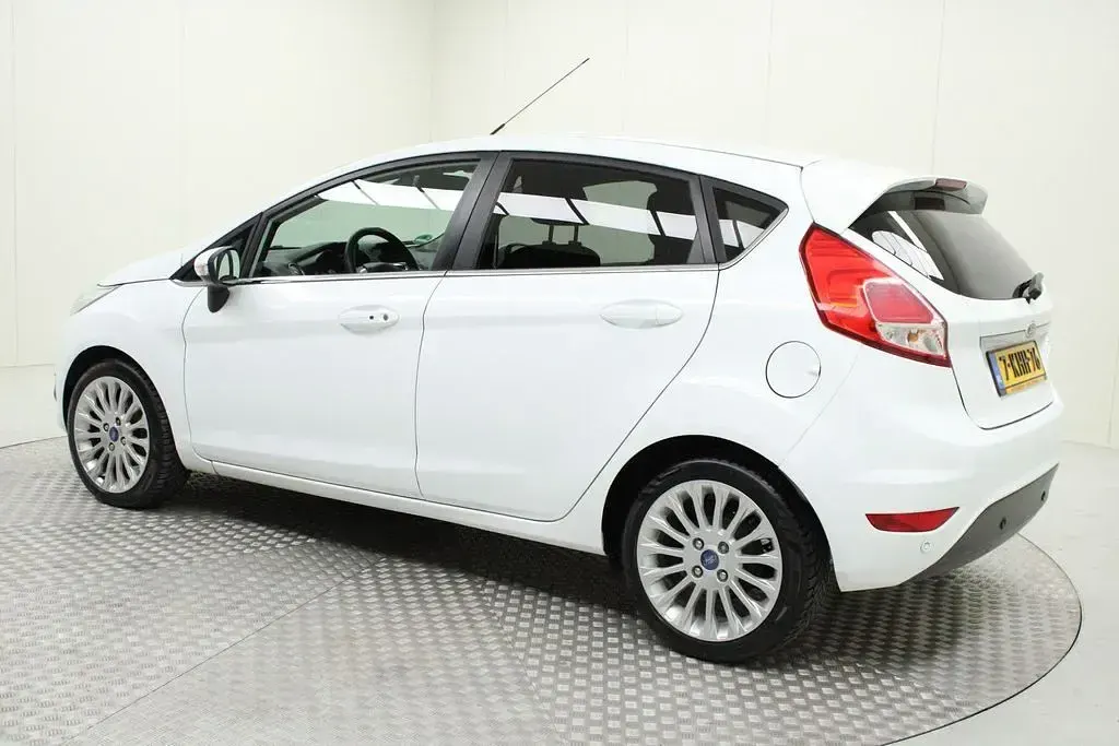 Gebraucht Ford Fiesta Titanium 97 PS (71 kW) 2013 Weiß Limousine