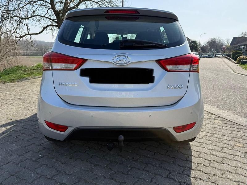 Gebraucht Hyundai ix20 125 PS (91 kW) 2015 Silber Kleinwagen