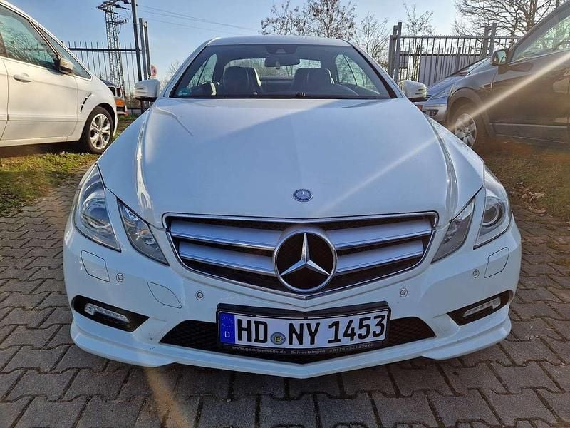 Gebraucht Mercedes E200 184 PS (135 kW) 2010 Calcitweiss  unilack Coupé