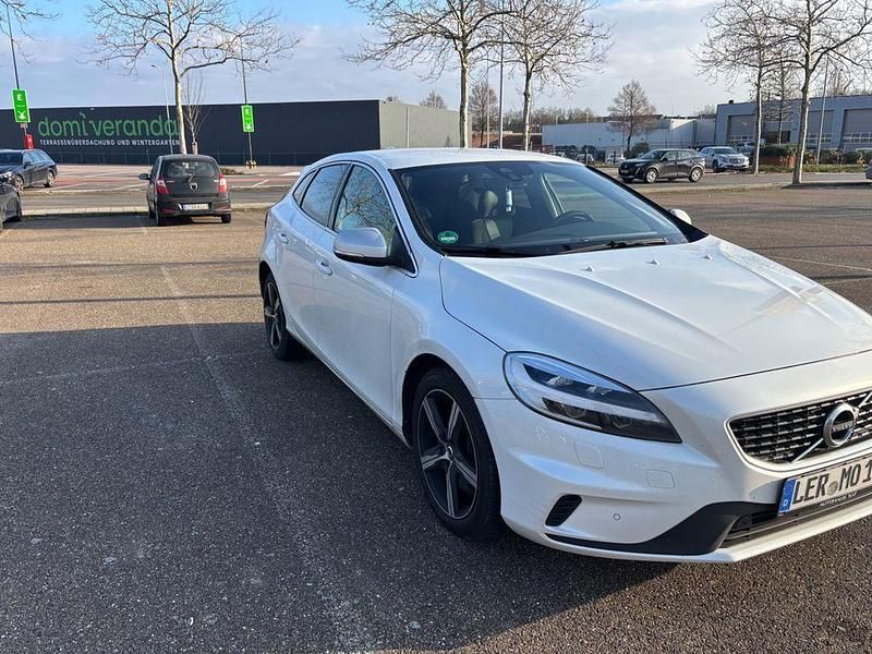 Gebraucht Volvo V40 R-Design 150 PS (110 kW) 2018 Weiß Limousine