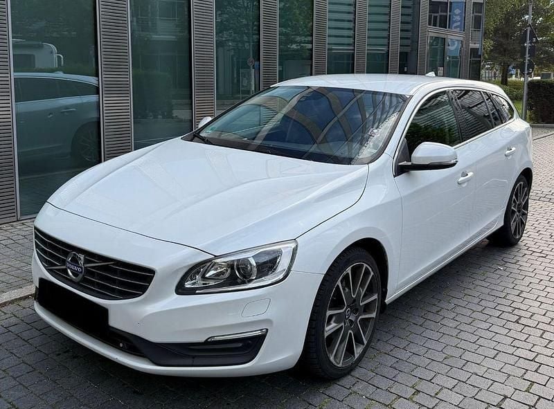 Weiß Gebraucht 2015 Volvo V60 Momentum Kombi | 9.999 € (Guter Preis) - Bild 1/4