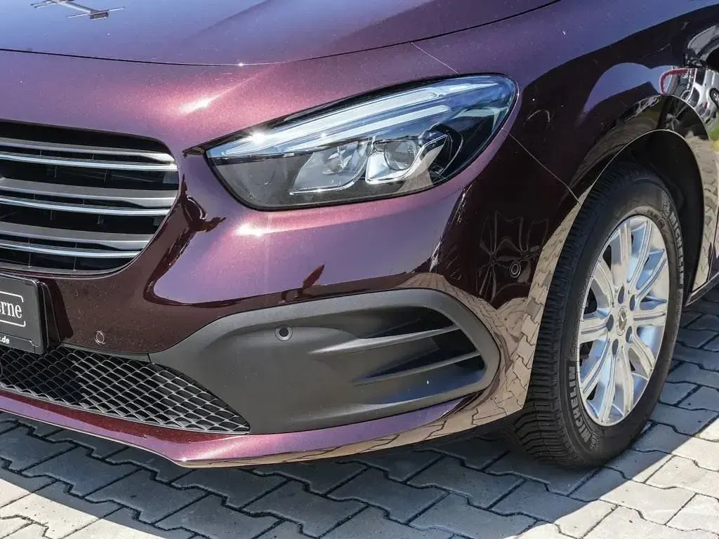 Gebraucht Mercedes T180 Progressive 116 PS (85 kW) 2025 Rot Van / Kleinbus