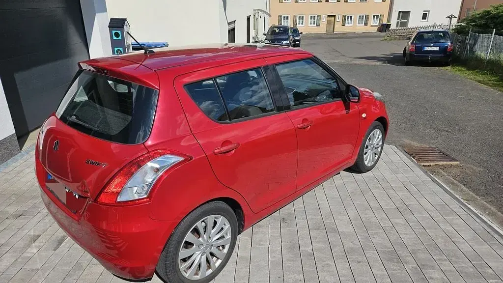 Używany Suzuki Swift 94 KM (69 kW) 2012 Czerwony Hatchback