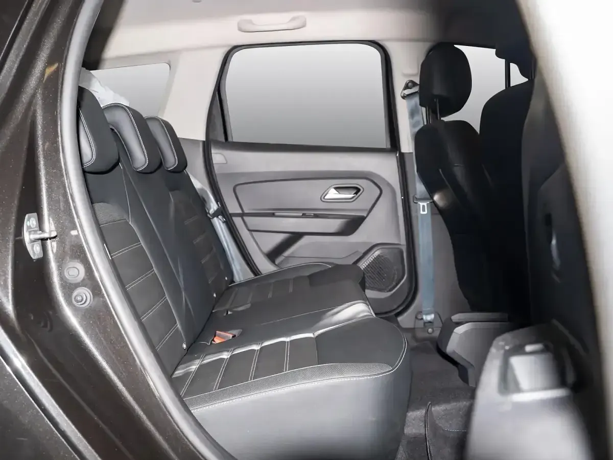 Gebraucht Dacia Duster Celebration 116 PS (85 kW) 2020 Perlmuttschwarz met SUV