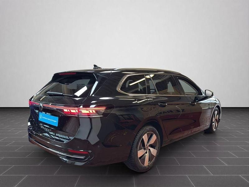 Gebraucht VW Passat Elegance 150 PS (110 kW) 2025 Grenadillschwarz metallic (metallic) Kombi