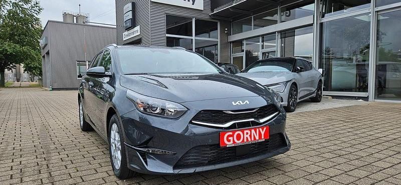 Grau Neu 2025 Kia Ceed Limousine | 26.899 € (Fairer Preis) - Bild 1/4