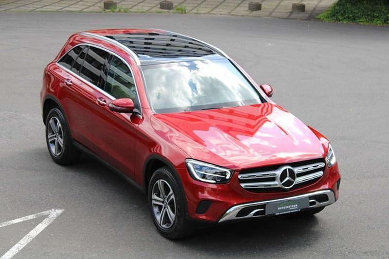 Hyazinthrot metallic Gebraucht 2021 Mercedes GLC300 SUV | 34.490 € - Bild 1/4
