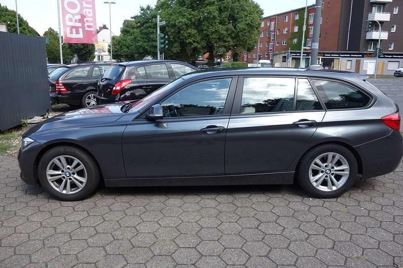 Grau Gebraucht 2017 BMW 320 Sport Line Kombi | 11.999 € (Superpreis) - Bild 1/4