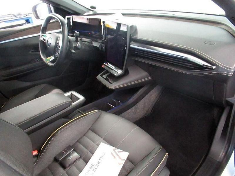 Gebraucht Renault Megane E-Tech Iconic 161 kW (220 PS) 2023 Weiß Limousine