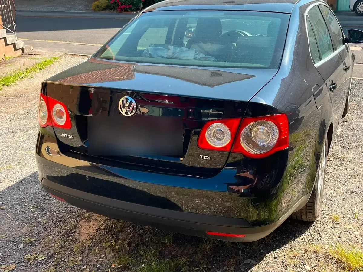 Gebraucht VW Jetta 105 PS (77 kW) 2010 Schwarz Limousine