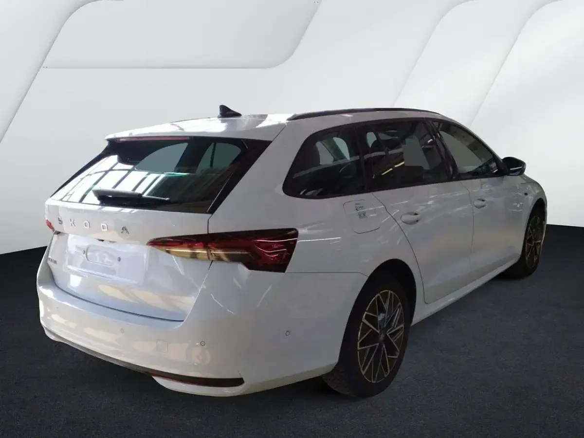 Gebraucht Skoda Octavia Tour 150 PS (110 kW) 2025 Moonweiß perleffekt Kombi