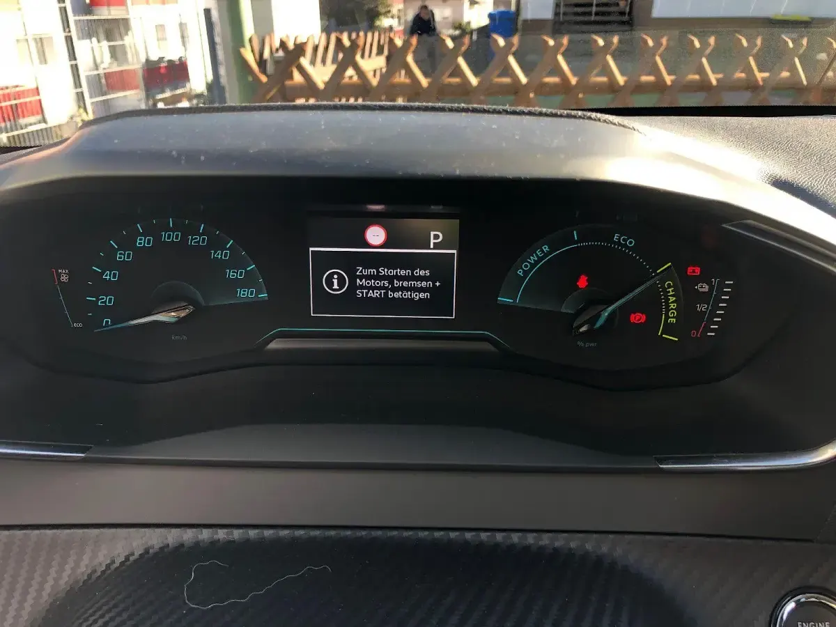 Gebraucht Peugeot e-208 Allure 100 kW (136 PS) 2023 Gelb Kleinwagen