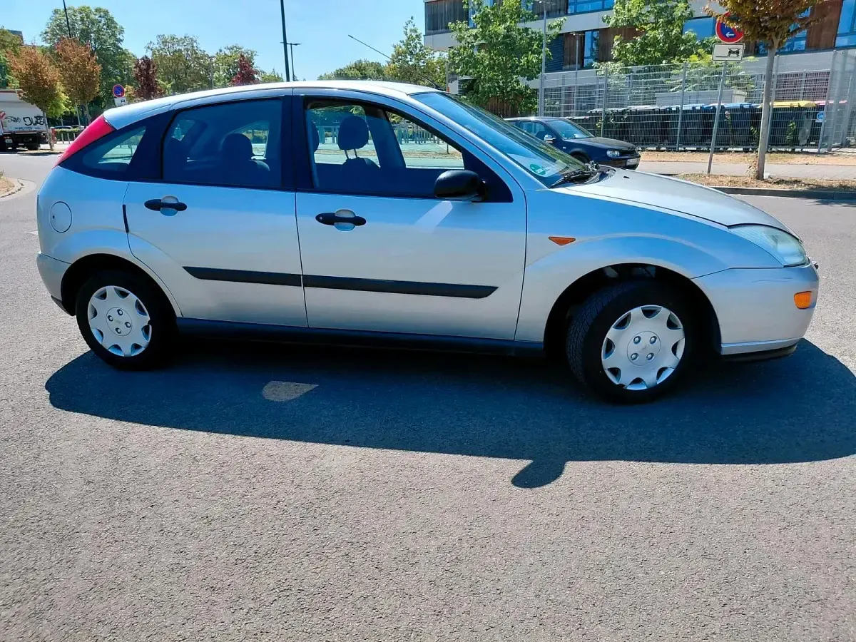 Gebraucht Ford Focus 100 PS (73 kW) 1999 Silber Kleinwagen