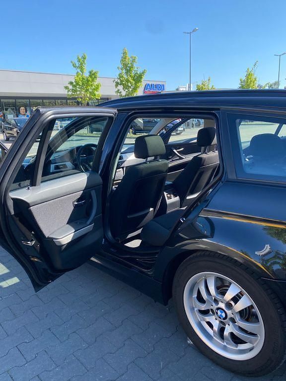 Gebraucht BMW 318 143 PS (105 kW) 2012 Schwarz Kombi