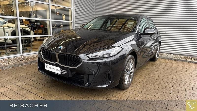 Saphirschwarz metallic Gebraucht 2024 BMW 120 Efficient Dynamics Kleinwagen | 27.888 € (Guter Preis) - Bild 1/4