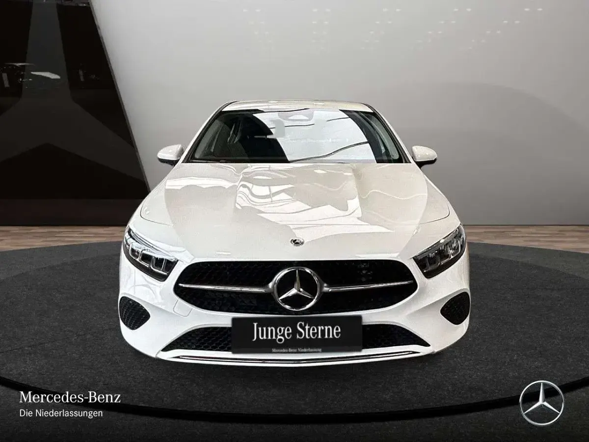 Second-hand Mercedes A200 Progressive 150 CP (110 kW) 2025 Alb Berlinǎ