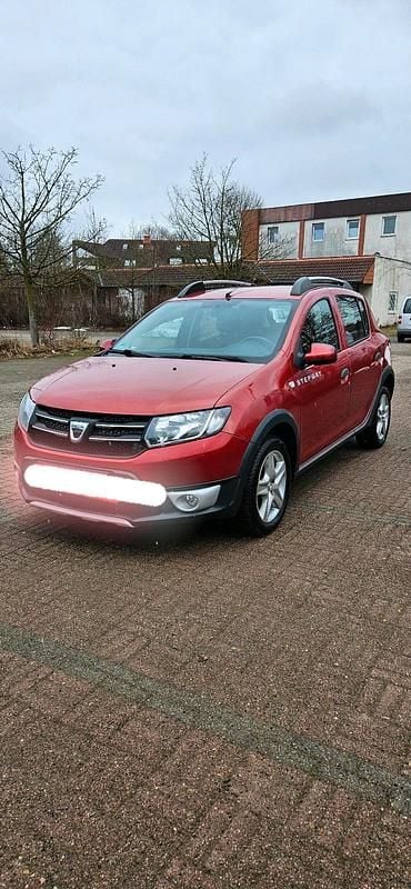 Gebraucht Dacia Sandero 90 PS (66 kW) 2014 Rot Limousine