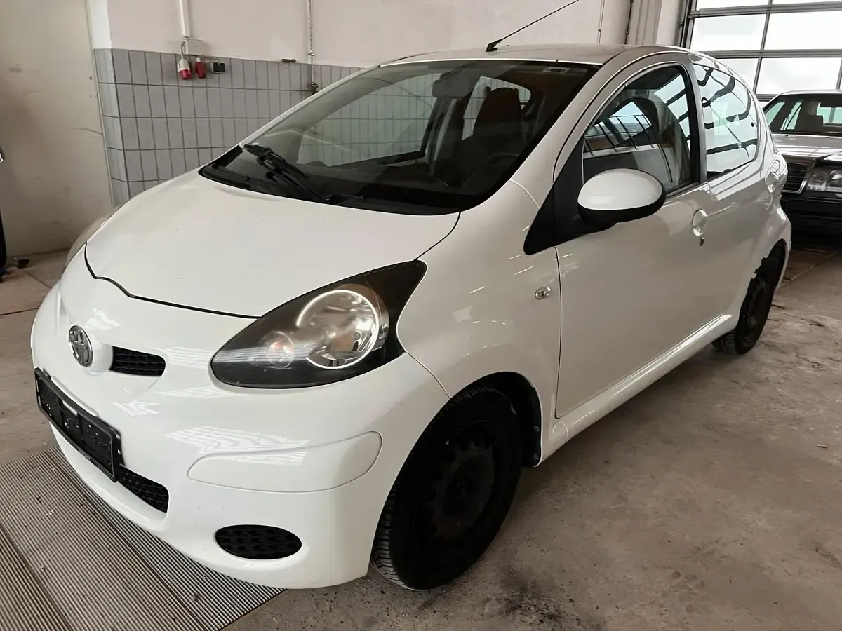 Gebraucht Toyota Aygo 68 PS (50 kW) 2012 Weiß Kleinwagen