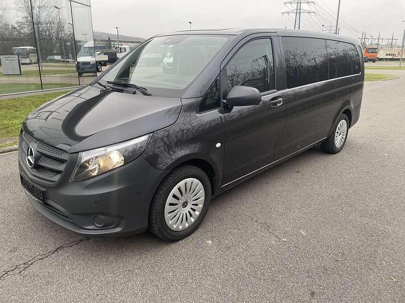 Graphitgrau Gebraucht 2023 Mercedes Vito Van / Kleinbus | 40.999 € - Bild 1/4
