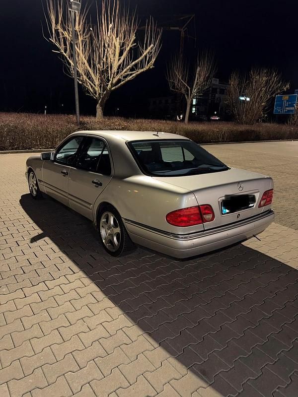 Gebraucht Mercedes E240 170 PS (125 kW) 1999 Silber Limousine