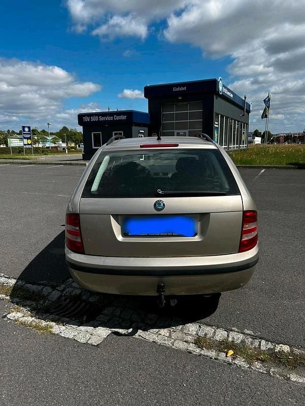 Gelb Gebraucht 2005 Skoda Fabia Limousine | 2.000 € - Bild 1/4