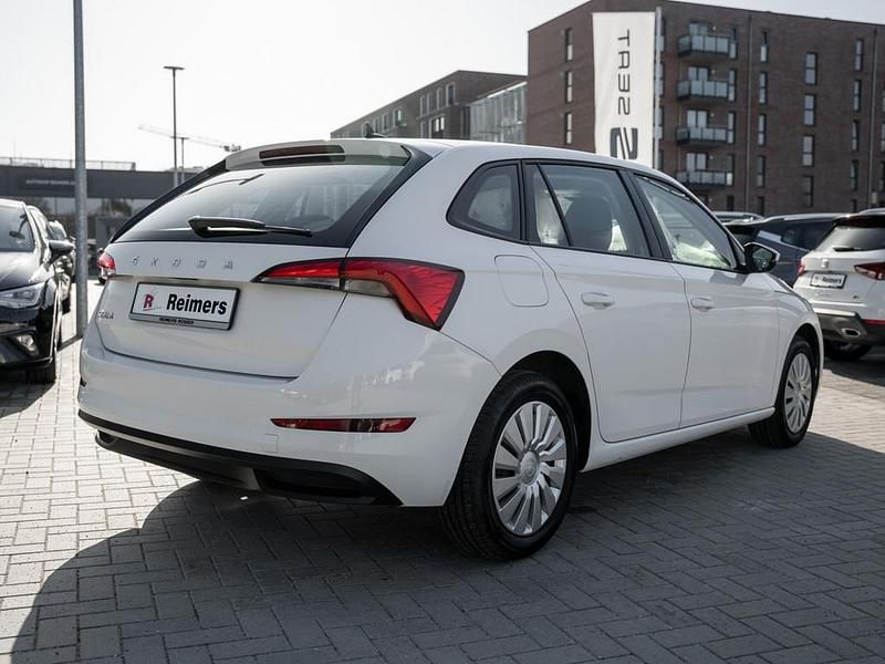 Gebraucht Skoda Scala Cool Plus 95 PS (69 kW) 2023 Weiss / candy weiss Kleinwagen