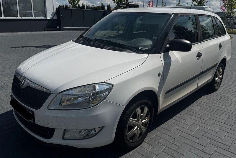 Weiß Gebraucht 2011 Skoda Fabia Kombi | 899 € - Bild 1/3