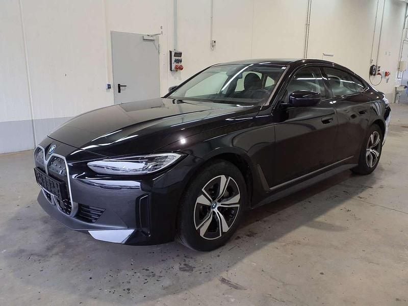 Black sapphire metallic Gebraucht 2023 BMW i4 Limousine | 39.500 € (Superpreis) - Bild 1/4