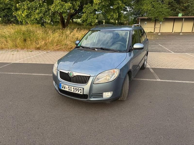 Blau Gebraucht 2010 Skoda Fabia Ambiente Kombi | 2.499 € (Teuer) - Bild 1/4