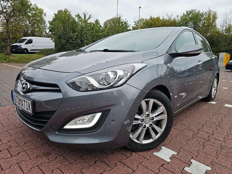 Grau Gebraucht 2013 Hyundai i30 Limousine | 9.450 € (Fairer Preis) - Bild 1/4