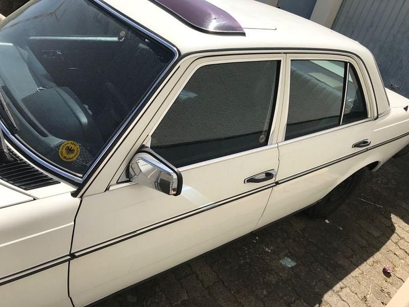 Gebraucht Mercedes E230 136 PS (100 kW) 1982 Weiß Limousine