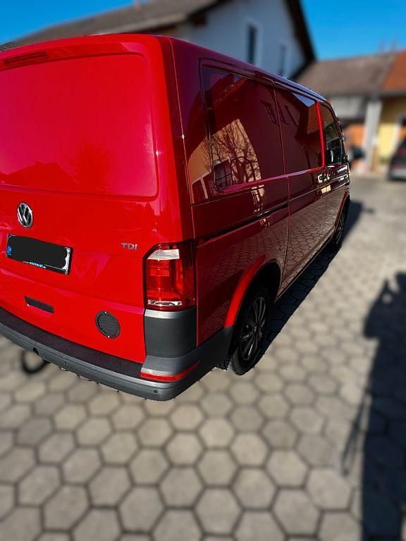 Gebraucht VW Transporter 102 PS (75 kW) 2018 Rot Van