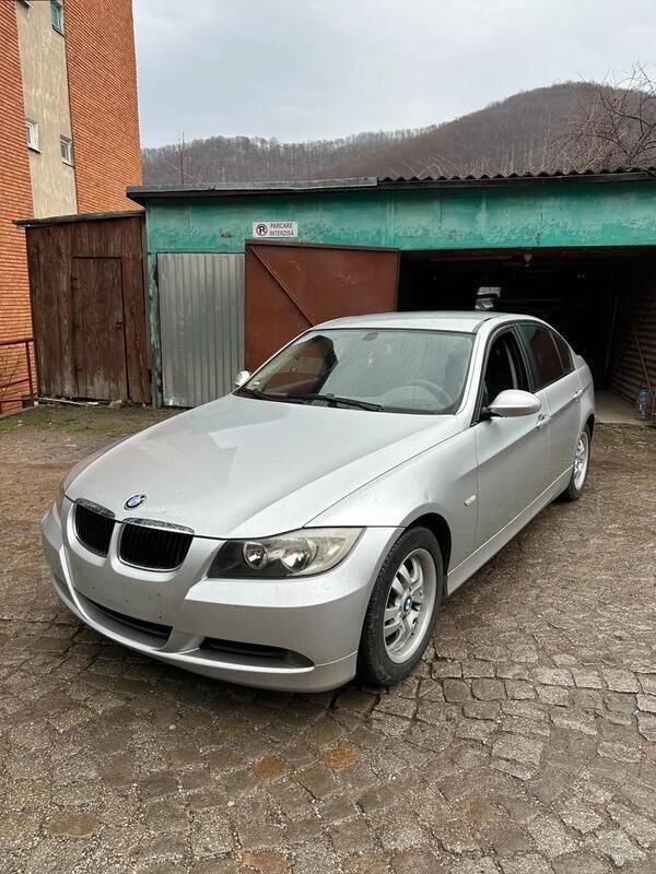 Silber Gebraucht 2005 BMW 320 Limousine | 3.000 € (Fairer Preis) - Bild 1/4