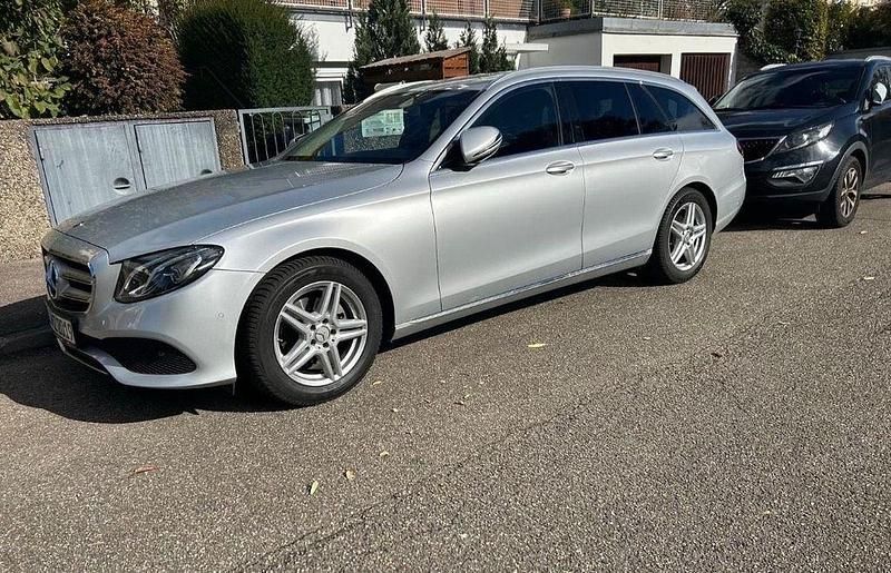 Silber Gebraucht 2017 Mercedes E220 Limousine | 18.900 € (Guter Preis) - Bild 1/4