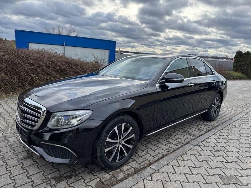 Schwarz Gebraucht 2020 Mercedes E220 Exclusive Limousine | 22.900 € (Superpreis) - Bild 1/4