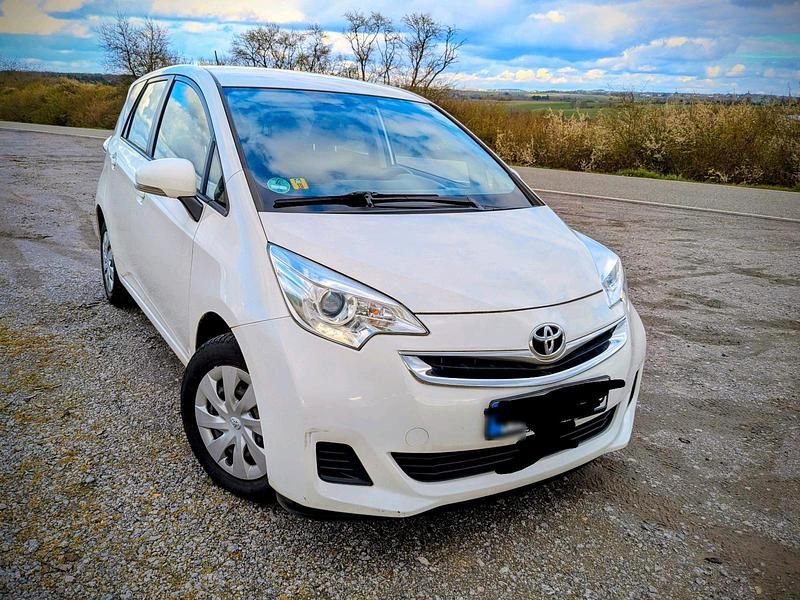Gebraucht Toyota Verso 99 PS (72 kW) 2014 Weiß Van / Kleinbus