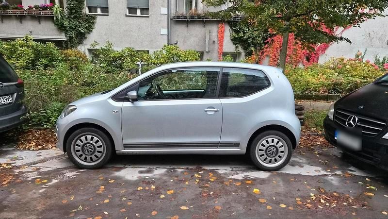 Silber Gebraucht 2015 VW up! CLUB Kleinwagen | 4.500 € (Guter Preis) - Bild 1/4