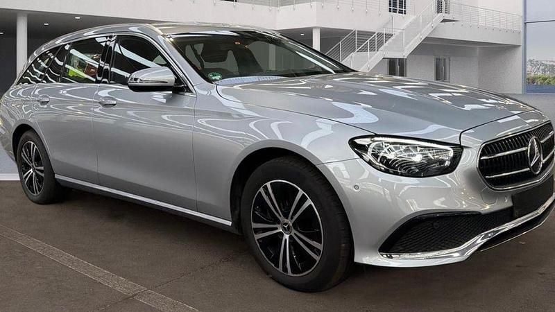 Gebraucht Mercedes E220 200 PS (147 kW) 2023 Silber Kombi